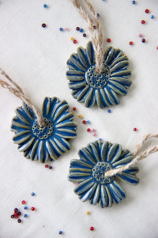 Ceramic Daisy Garden Charm | Blue